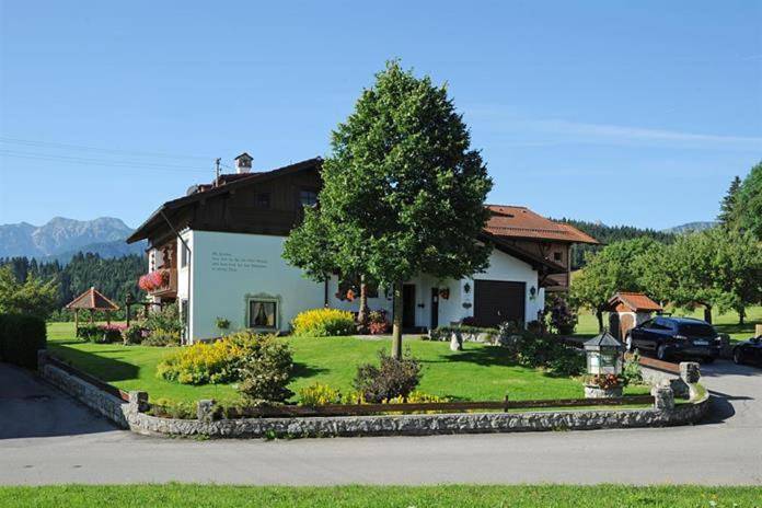 Ferienwohnung für 4 Personen, mit Balkon und Terrasse sowie Garten und Ausblick