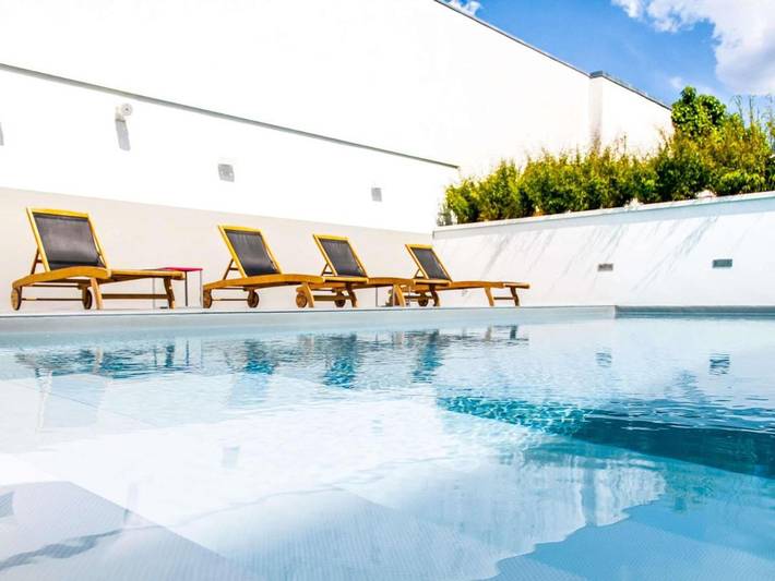 Hôtel pour 3 personnes, avec Terrasse ainsi que Jardin et Piscine