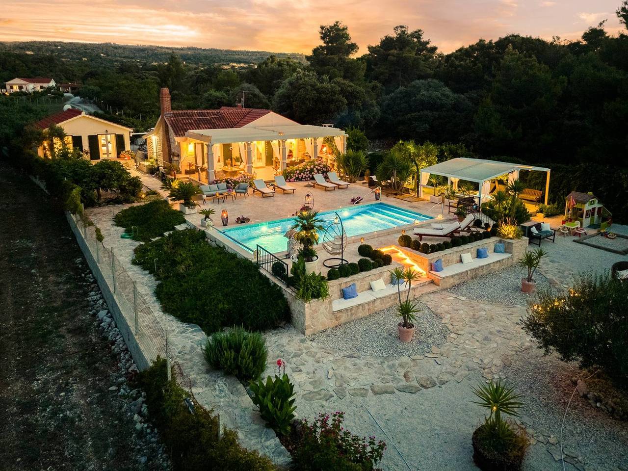 Beachfront Villa Mir Brac with Pool & Jacuzzi in Supetar, Brac