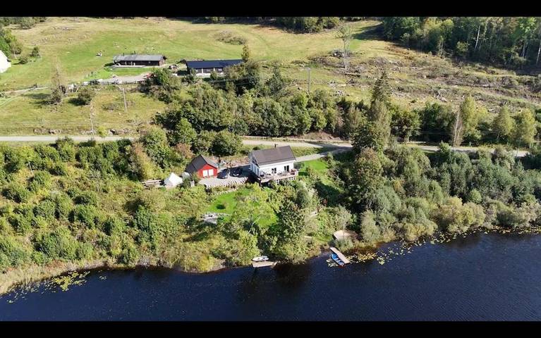 Feriehus for 10 personer, med hage og utsikt i tillegg til innsjøutsikt, dyr tillatt i Telemark