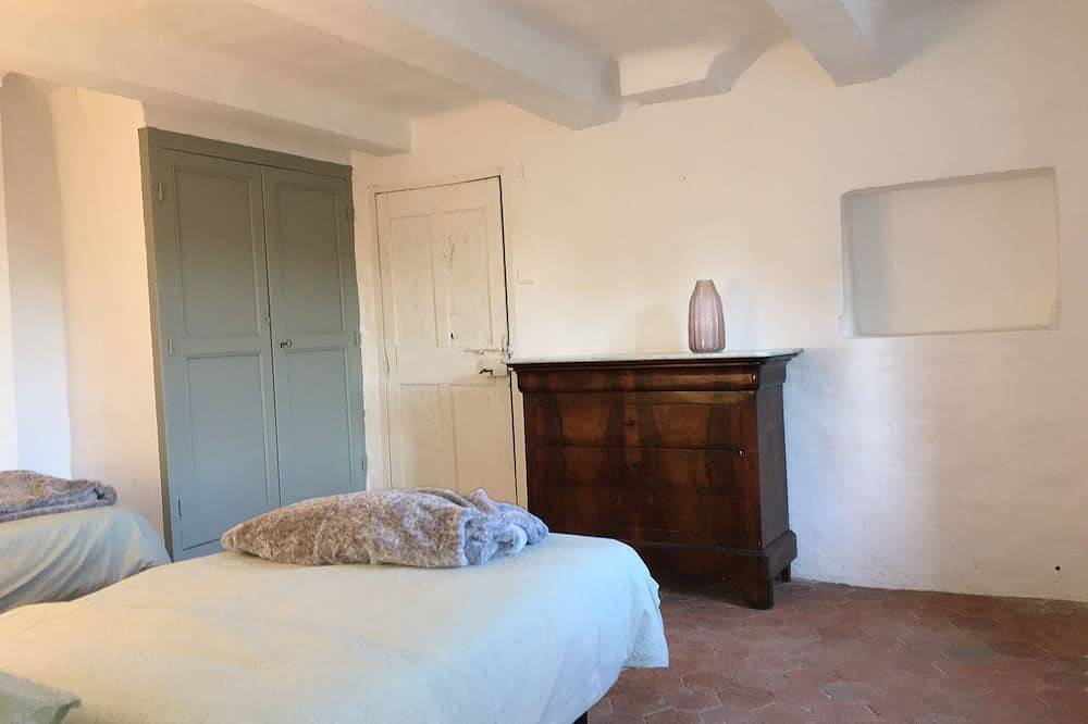 Old country house on a large plot of land in a quiet location 2km from the village of Fayence in Fayence, Draguignan region