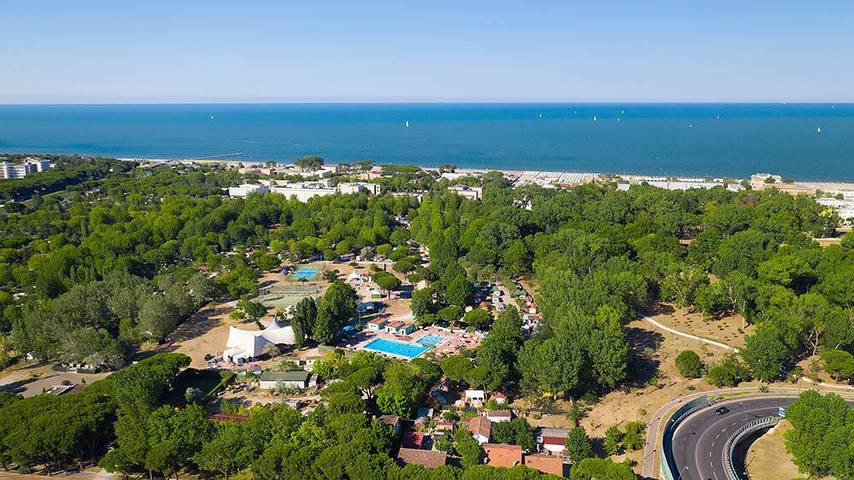 Casa mobile per 4 persone, con Idromassaggio e Terrazza nonché Giardino e Piscina per bambini a Cesenatico