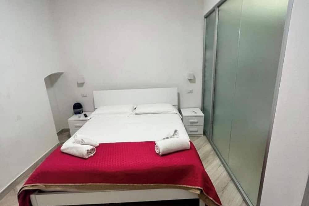 Entire apartment, Delightful one-bedroom apartment in the heart of the historic Gaetano center. A stone's throw from the sea in Gaeta, Latina Province
