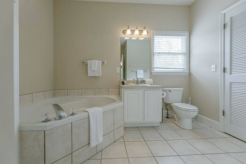 Ganze Wohnung, Alpine River Suites #502 - Riverfront Condo in Helen, Chattahoochee National Forest