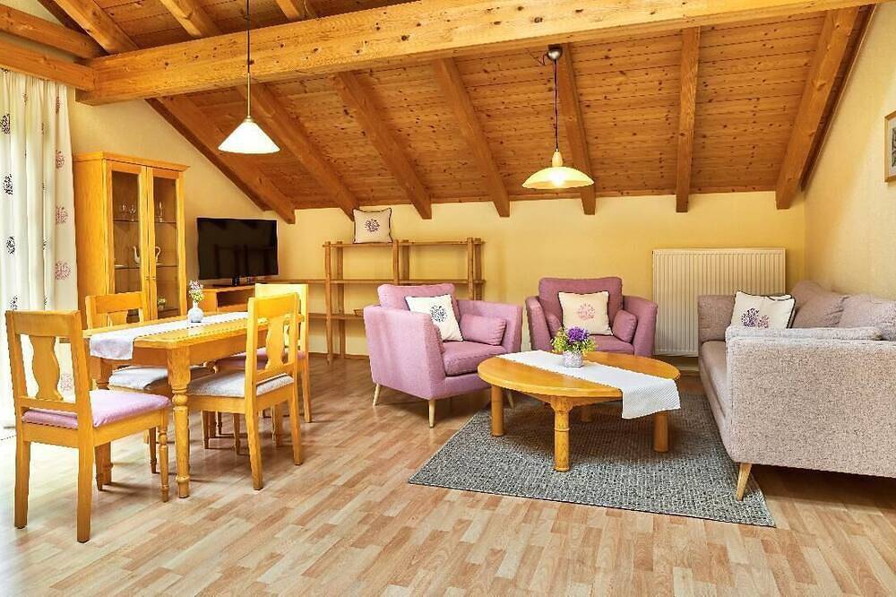 Apartamento inteiro, Espaçoso apartamento de 70 m² no sótão com dois quartos in Frauenau, Baviera Oriental
