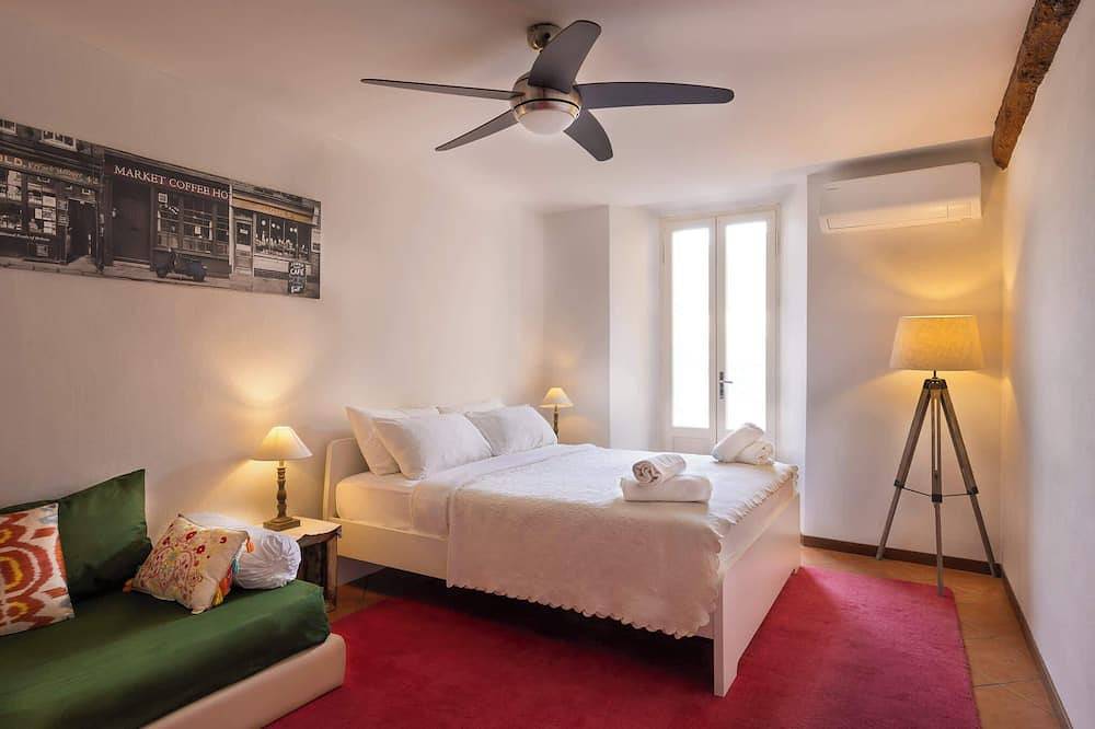Ganze Wohnung, Italian Lakes 2 bedroom Apartment with fresco in Lesa, Lago Maggiore (Piemont)