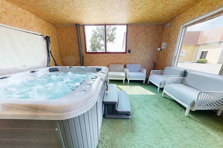 Location de vacances pour 25 personnes, avec jardin et jacuzzi dans La Haye-Pesnel