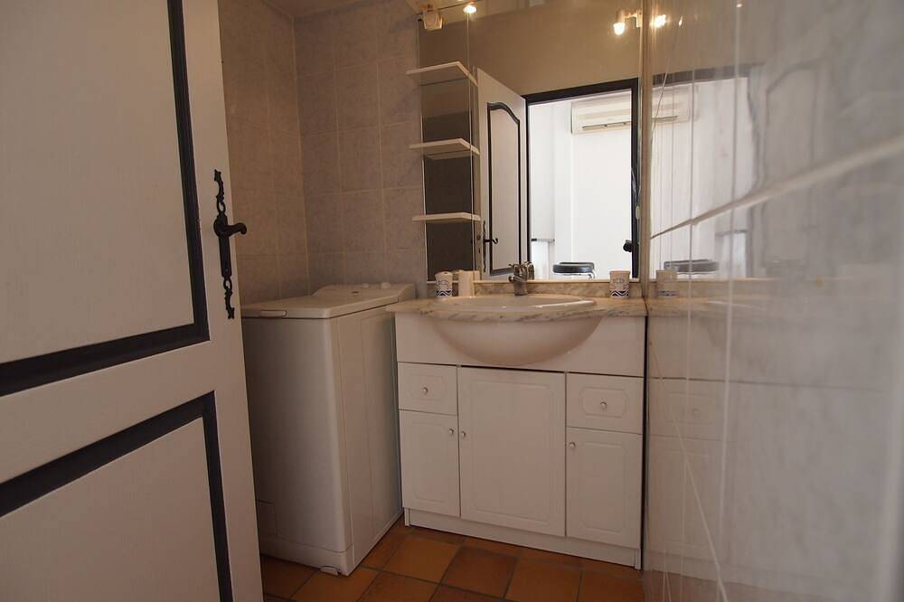 Appartement entier, Appartement Avec Terrasse Au Bord Du Lac D'Esparron De Verdon in Esparron-de-Verdon, Alpes-de-Haute-Provence
