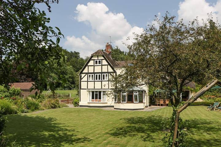 Holiday rental for 10 people, with hot tub and garden in North Wessex Downs