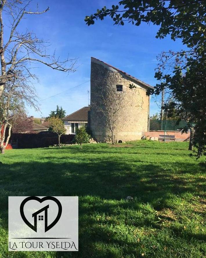 Location de vacances pour 2 personnes, avec Balcon et Terrasse ainsi que Jardin et Vue à Saint-Pourçain-sur-Sioule