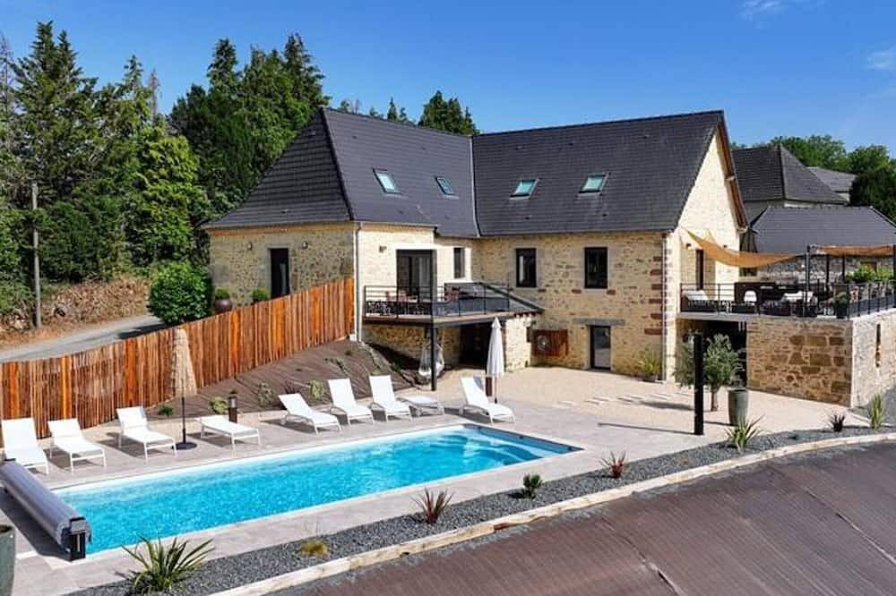 Grande Maison Familiale avec Piscine Privée et Animaux Bienvenus in Coubjours, Dordogne