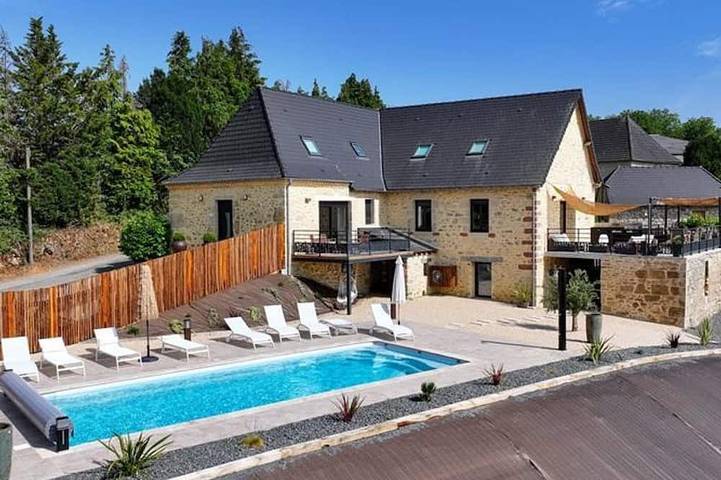 Gîte pour 15 personnes, avec jardin à Coubjours