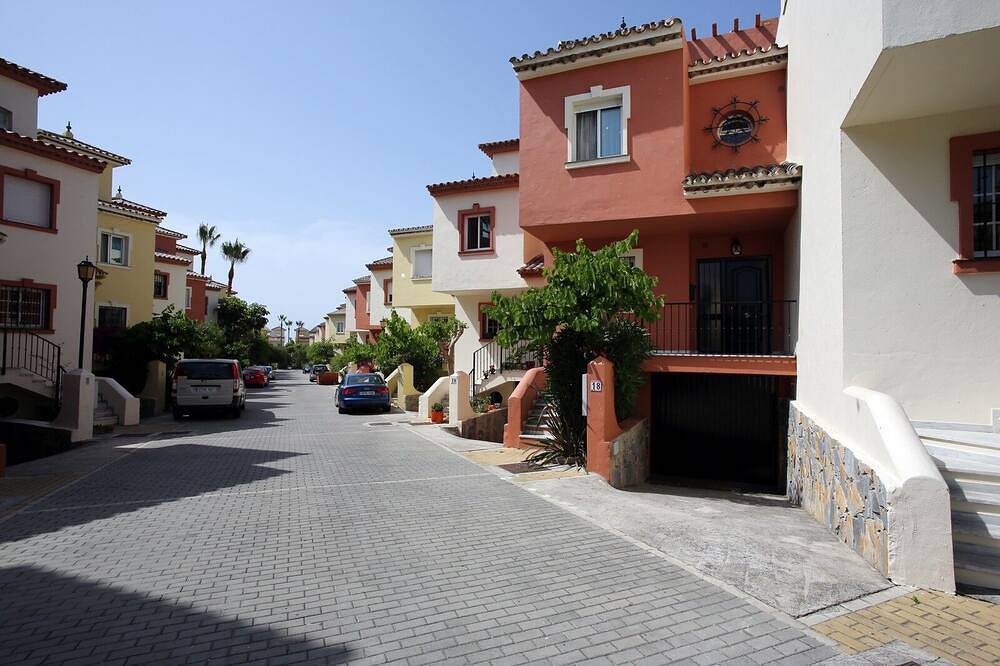 Maison en bord de mer, jardin privatif, terrasse tropézienne et Jacuzzi in Reinoso, Estepona
