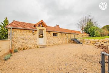 Gîte pour 3 personnes, avec piscine ainsi que jardin et terrasse à Buffières