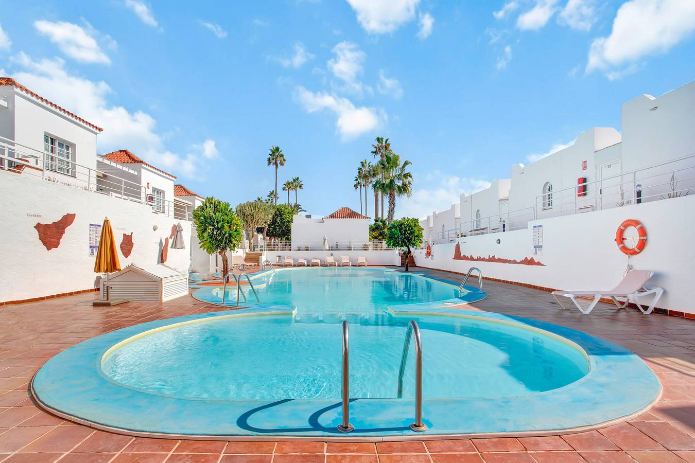 Pool-View Bungalow with Air Con & Private Roof Terrace, Central Corralejo in Corralejo, La Oliva