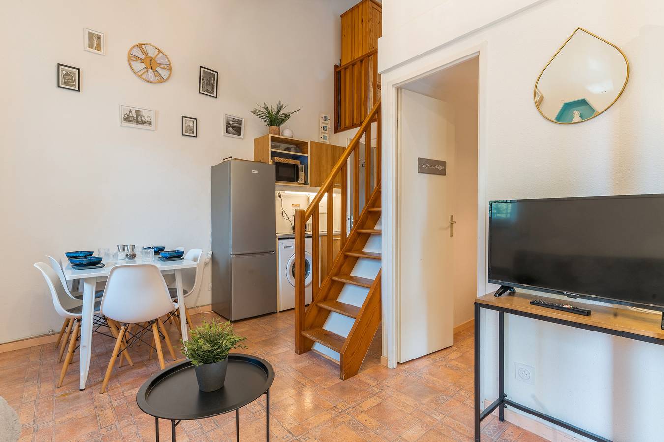 Entire apartment, Charming 2-bedroom house with pool, wifi, Ac in peaceful Eyguières in Eyguières, Arles region