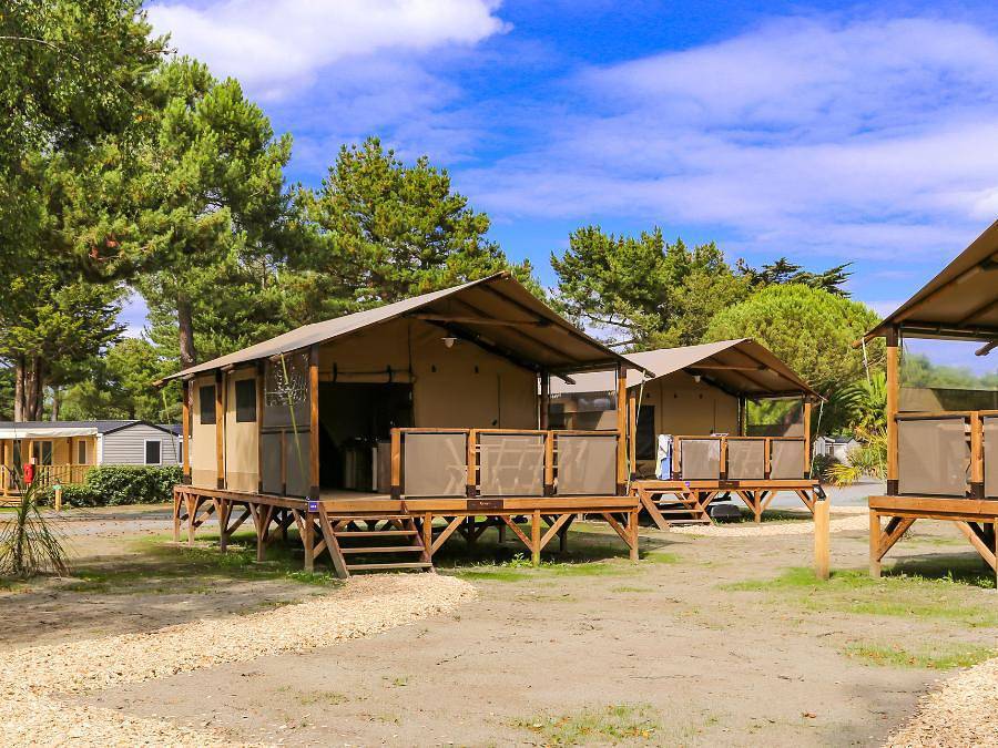 Flower Camping Le Vieux Moulin - Tente en toile et en bois 5 personnes - Confort 34m² (2 chambres) - avec sanitaires in Erquy, Côte d’Émeraude