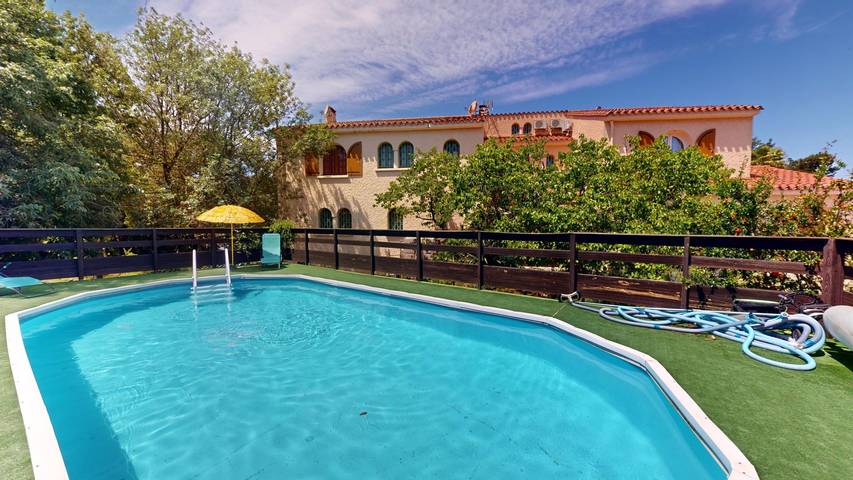 Gîte pour 2 personnes, avec piscine et jardin
