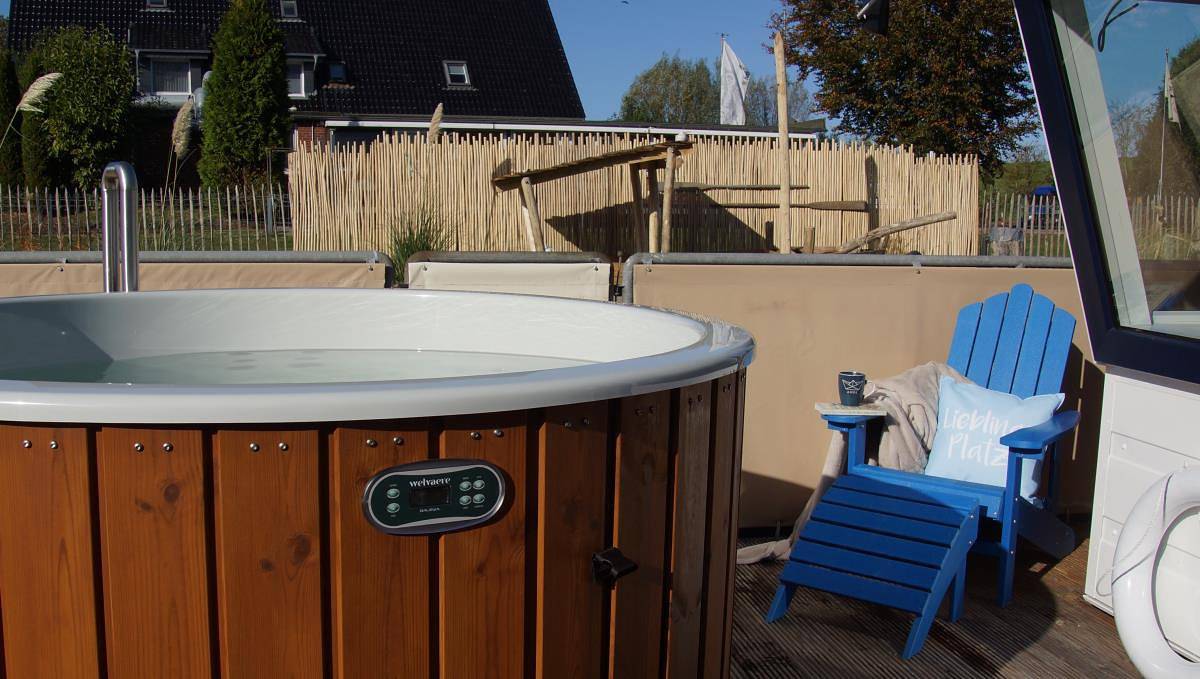 Hausboot mit Sauna, Kaminofen, Klimaanlage, Lounge, Hot Tub (April-Oktober), Sonnendeck und Garten mit Buddelschiff direkt hinterm Deich in Otterndorf in Otterndorf, Cuxland