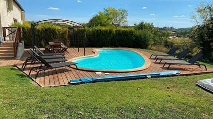 Gîte pour 8 personnes, avec terrasse ainsi que piscine et jardin à Chalais