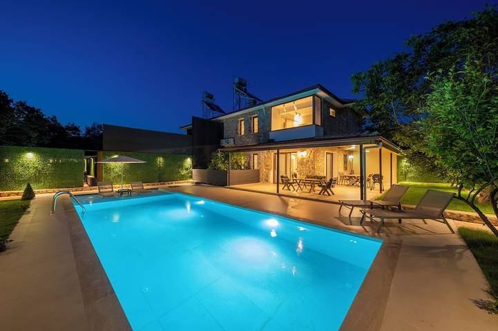 Villa for 4 people, with hot tub and garden as well as balcony in Kayaköy