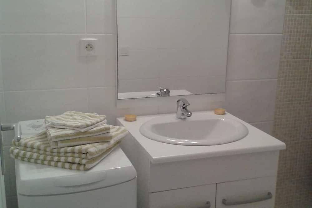 Geheel appartement, Leuke studio, rustig, op 2 minuten van de jachthaven van St Florent. in Saint-Florent, Calvi en omgeving