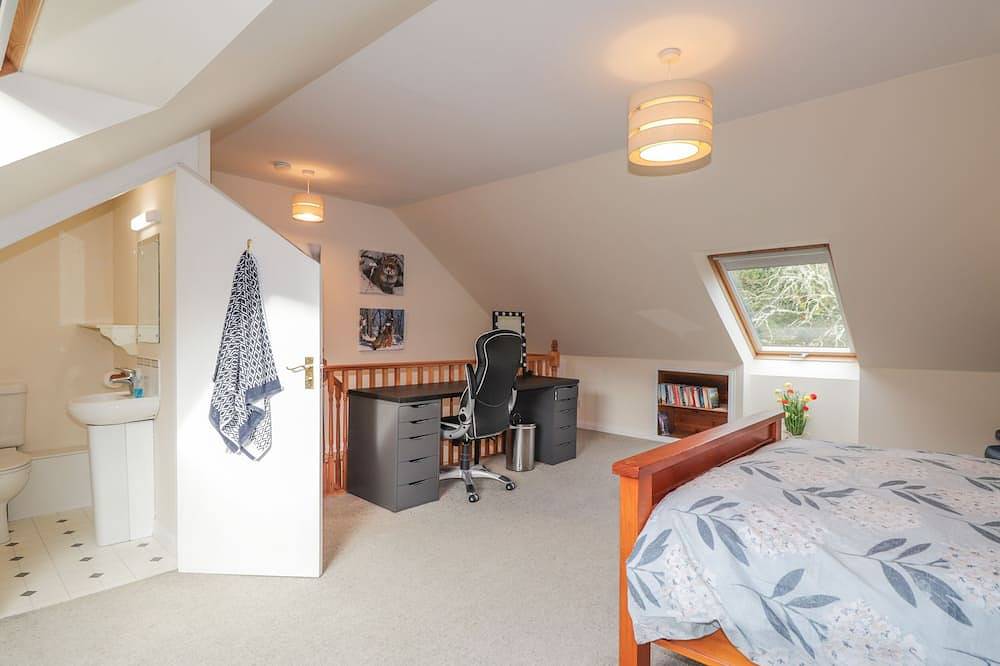 Iola, romantic, character holiday cottage in Drumnadrochit, Loch Ness in Drumnadrochit, Highlands