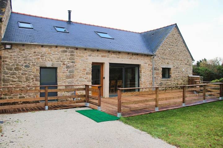 Location de vacances pour 12 personnes, avec terrasse, animaux acceptés à Saint-Nicolas-du-Pélem