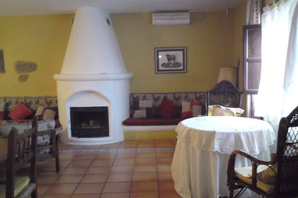 Casa de alquiler íntegro ubicada en el campo, porche en el exterior con barbacoa in Villamiel, Sierra de Gata