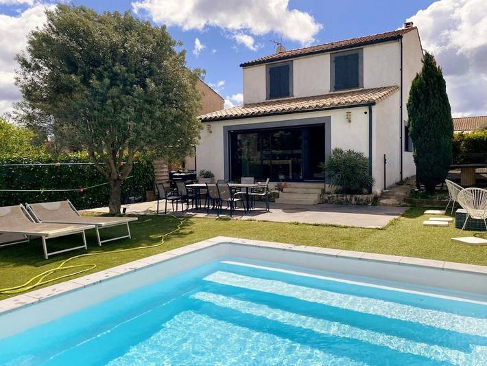Gîte pour 10 personnes, avec piscine ainsi que jardin et vue, animaux acceptés à Fontiès-d'Aude