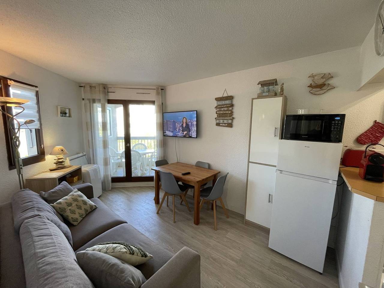 Entire apartment, Saint-Cyprien: Renovated T2 cabin for 6, pool, parking, 100m from the beach in Saint-Cyprien, Côte d'Améthyste
