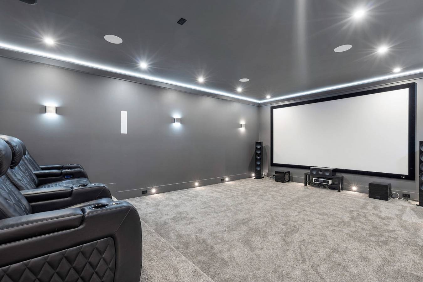 Luxe 5Br Edgemont Mansion | Theatre & Forest Views in Columbia Británica