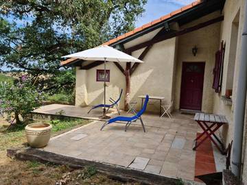 Gîte pour 5 personnes, avec terrasse et piscine ainsi que jardin et vue à Castelnau-Picampeau