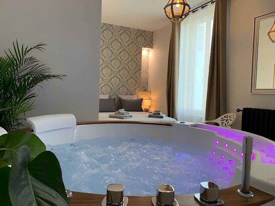 Chambres & table d'hôtes avec spa privatif - La Suite "Olivier l'ardéchois" in Bourgueil, Vallée de la Loire