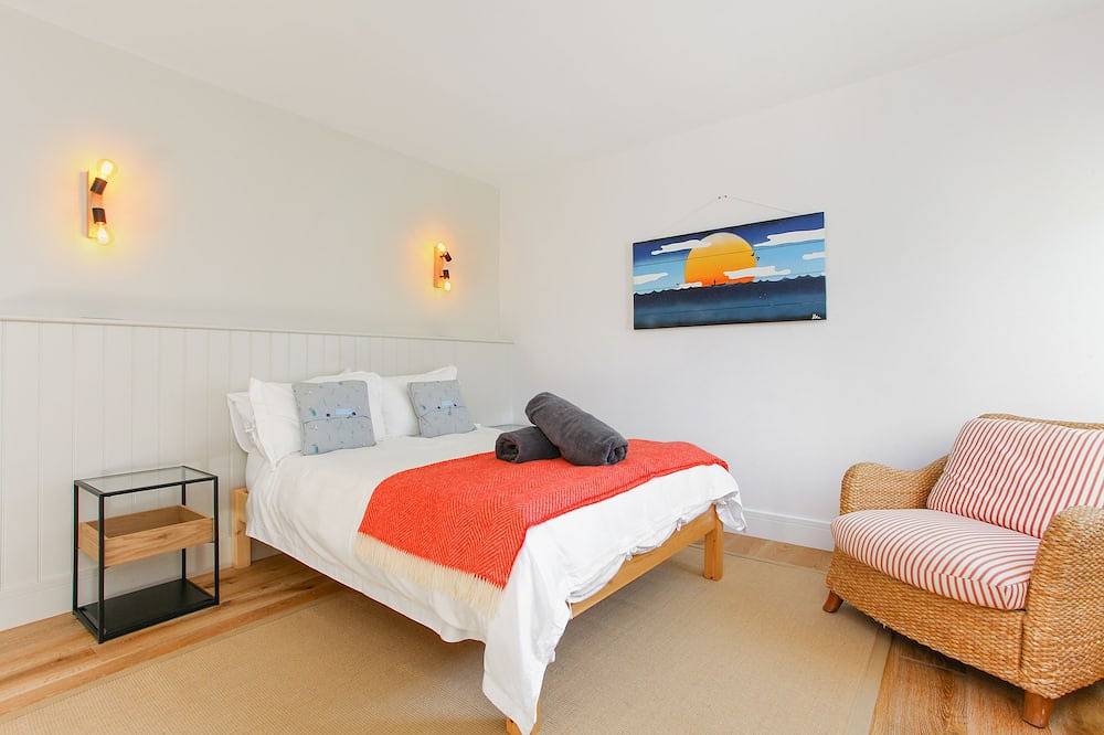 Modern home w/heated pool - 2 minutes from private beach! in Worth (Kent), Kent
