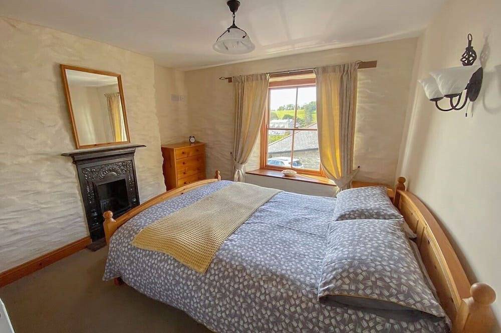 Mona's Cottage - Private Parking, Sea Views, Garden & Close To Harbour & Beach in Charlestown, Cornwall