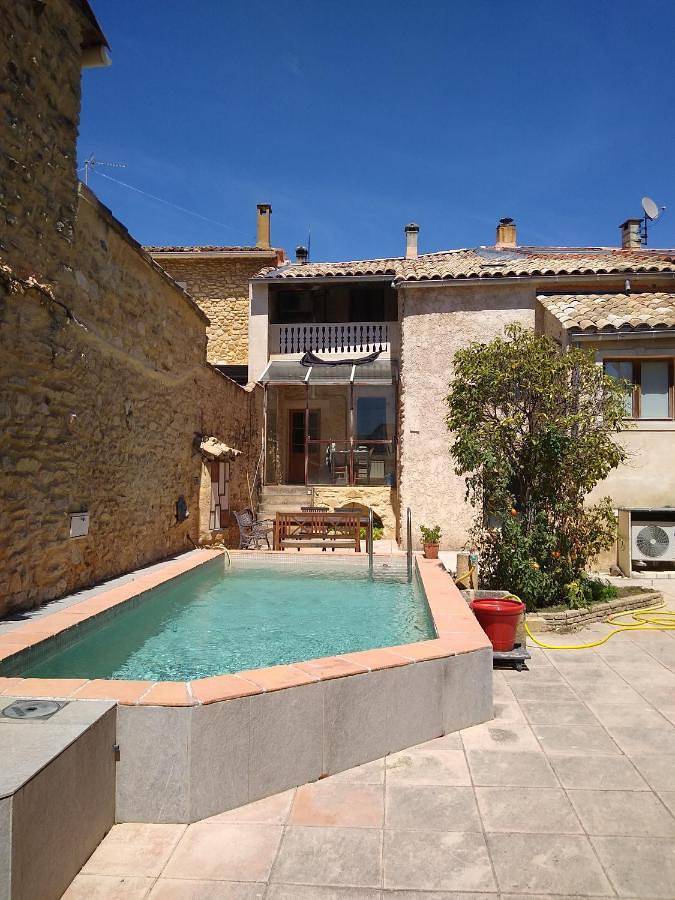 Ferienwohnung für 2 Personen, mit Terrasse und Pool sowie Ausblick in Codolet
