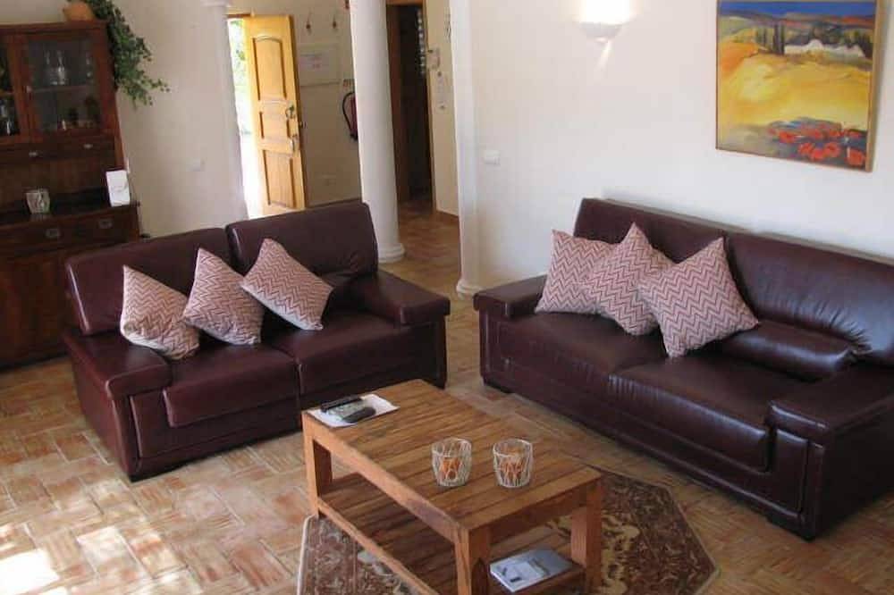 Cosy 3 bedroom private pool villa,Wifi,1250m² mature evergreen private gardens in Portimão, Faro District