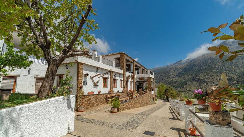 Apartamento para 3 personas, con Terraza y Jardín además de Piscina y Vistas en Trevélez