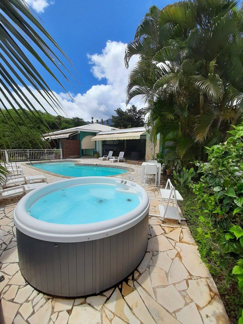 Studio entier, Studios et Chambres- vue mer - piscine & jacuzzi in Saint-Pierre (ville), Martinique