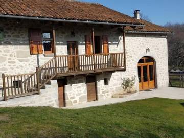 Gîte pour 5 personnes, avec jardin à Parlan