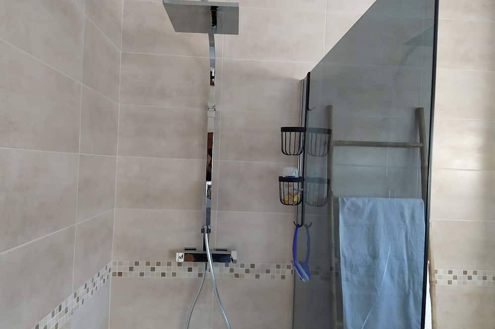 Appartement entier, Un havre de paix en pleine nature. Une chambre, climatisation, piscine ... in Collorgues, Région de Nîmes