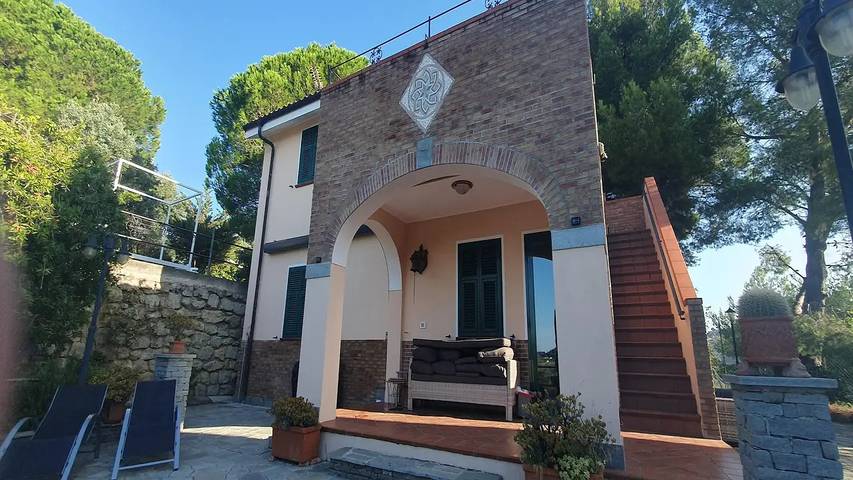 Casa vacanza per 10 persone, con idromassaggio e giardino nonché piscina, con animali domestici a San Lorenzo al Mare