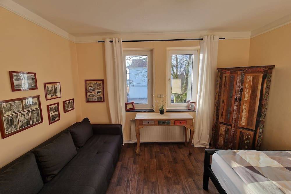 Entire apartment, 3 rooms for up to 10 people. Close to the city in the countryside with a view of the Müngsten Bridge in Solingen, Bergisch region