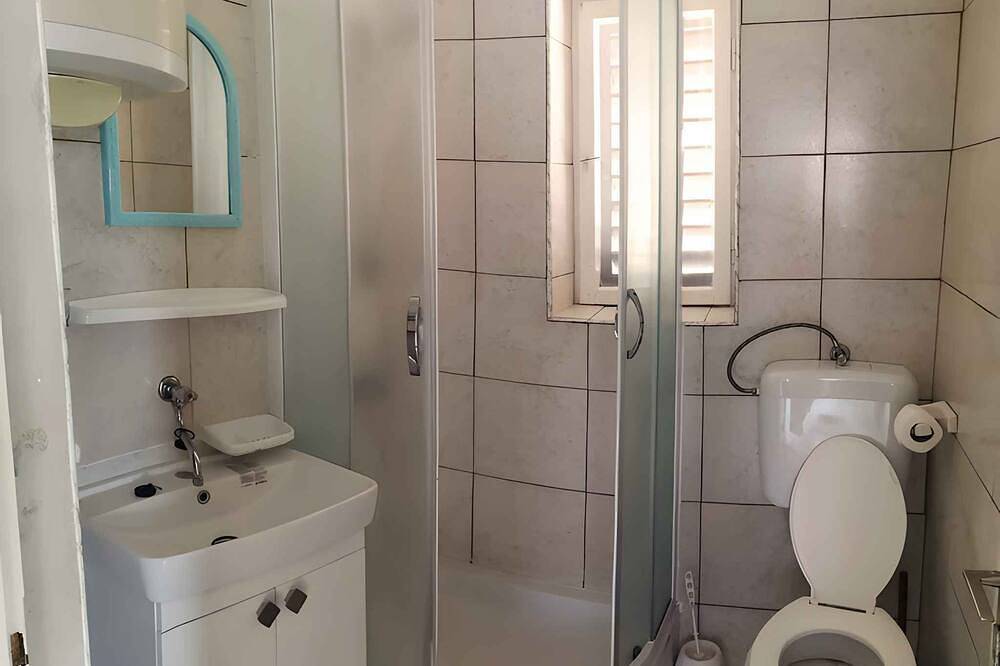 Cijeli apartman, Holiday apartment with sea view 50 metres from the beach in Karlobag, Velebit Nature Park