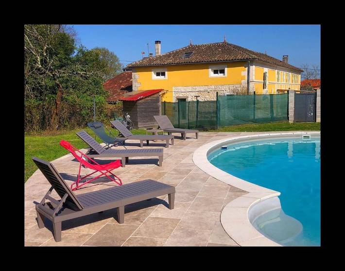 Location de vacances pour 30 personnes, avec piscine ainsi que jardin et terrasse, animaux acceptés à Saint-Simon-de-Bordes