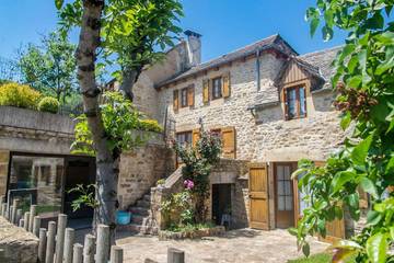 Gîte pour 10 personnes, avec terrasse ainsi que jacuzzi et sauna à Chirac
