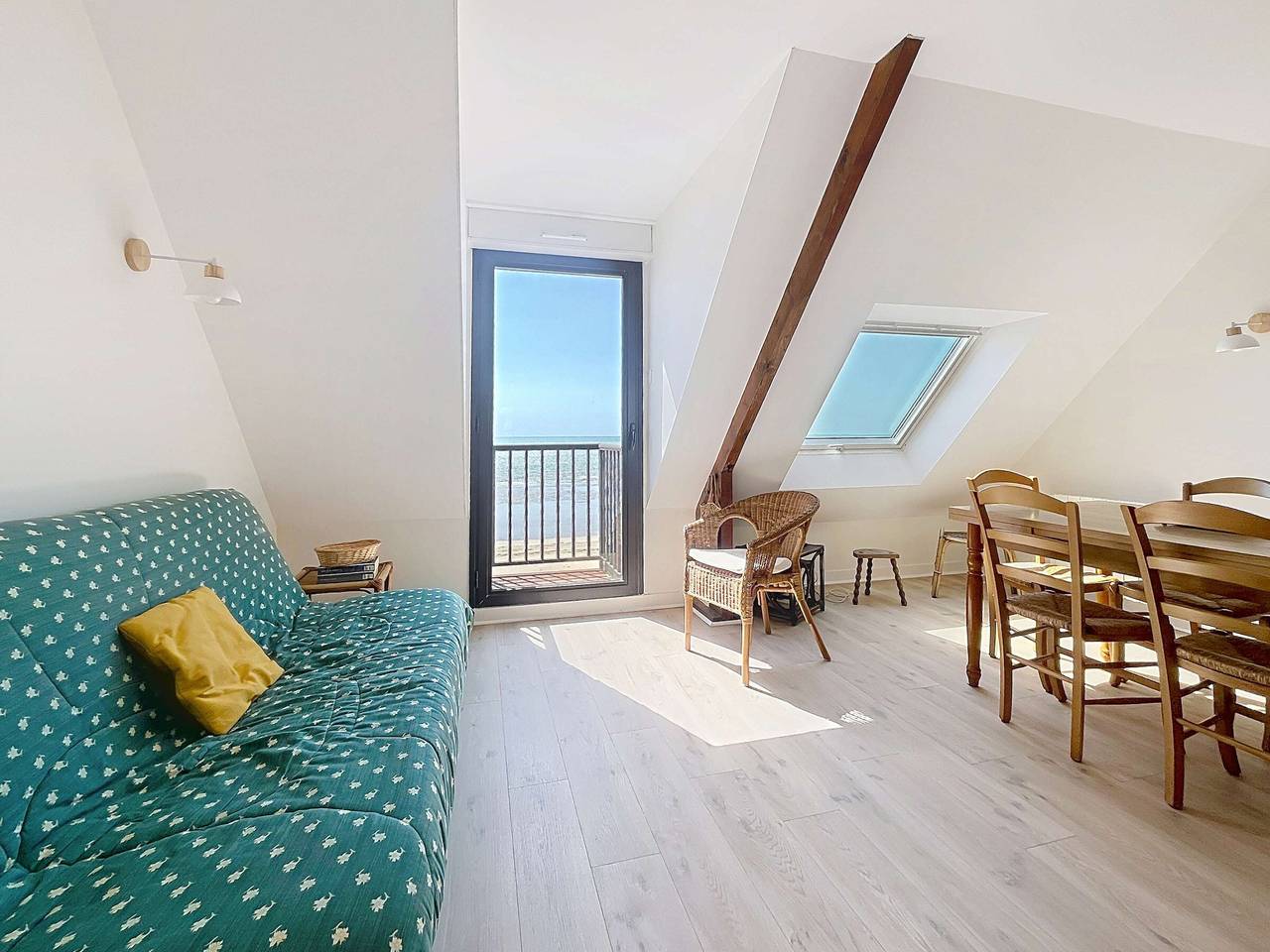 Apartamento entero, Apartamento frente al mar, 1 habitación, 4 plazas, aparcamiento privado in Jullouville, Côte de la Déroute