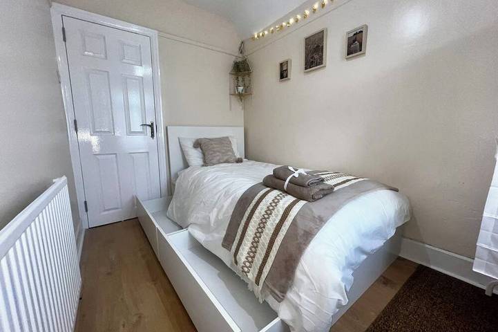 Luxurious Cozy 4-Bedroom Home near Lhr in Municipio de Hounslow, Londres