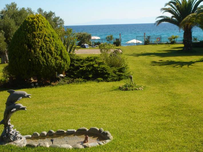 Aus dem Garten direkt an den Strand in Nea Skioni, Cassandra